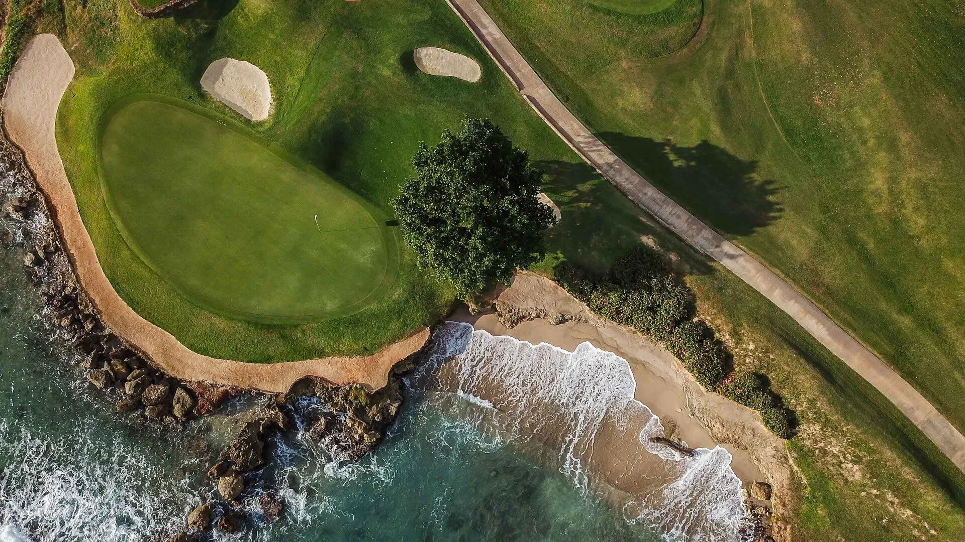 Teeth of the Dog oceanside golf hole – Casa de Campo® Resort championship course La Romana
