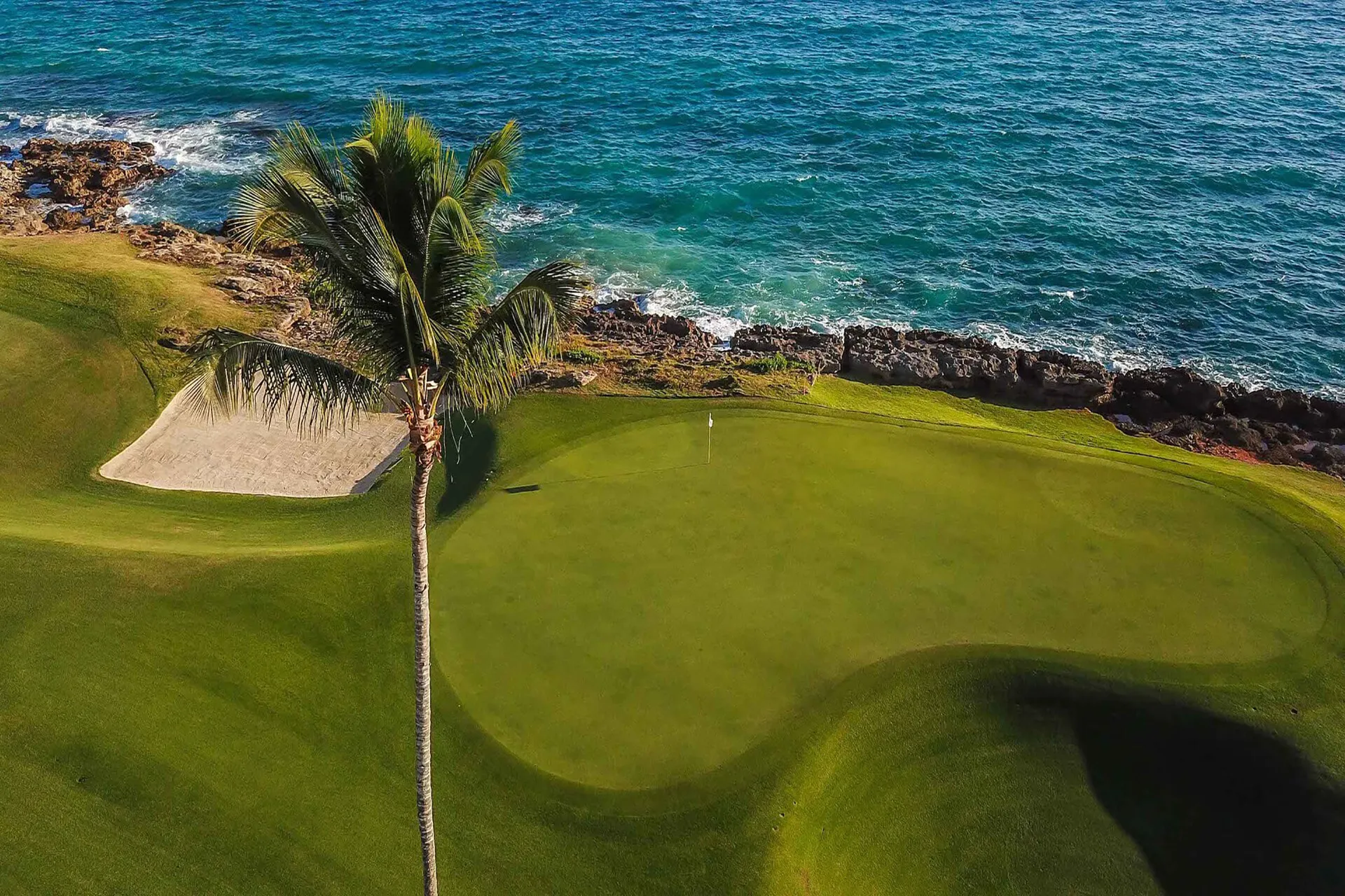 Teeth of the Dog oceanside golf hole – casa de campo resort championship course La Romana