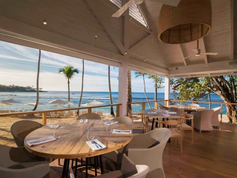 Minitas Beach Club restaurant – beachfront dining at the resort