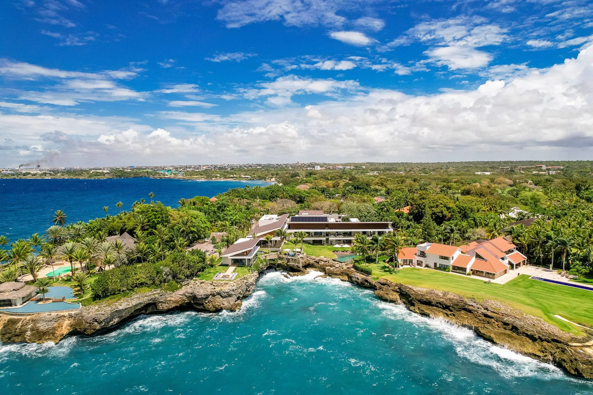 Outdoor terrace and lounge area at Villa Punta Águila 22 — Caribbean Paradise Homes